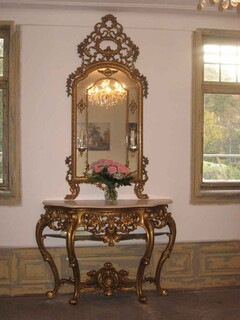 Spiegelkonsole im Saal